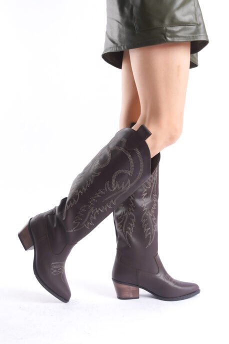 Göz Alıcı Kahverengi Deri Diz Üstü Çizmeler - Zarif Geometrik Dikiş Detaylarıyla