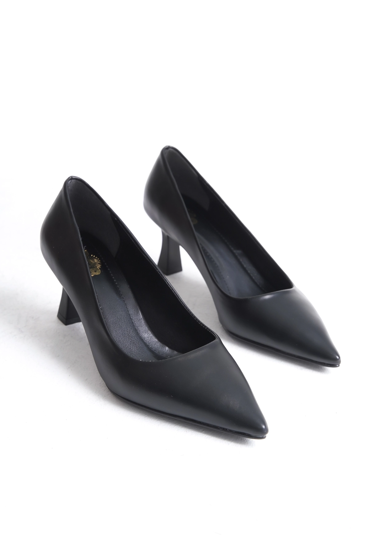 Siyah-Cilt-Kisa-Topuklu-Stiletto-Kadeh-Topuk-6cm-siklik-Zarif1.webp Siyah Cilt Kısa Topuklu Stiletto - Kadeh Topuk 6 cm | Şıklığın Zarif Dokunuşu - Görsel 1