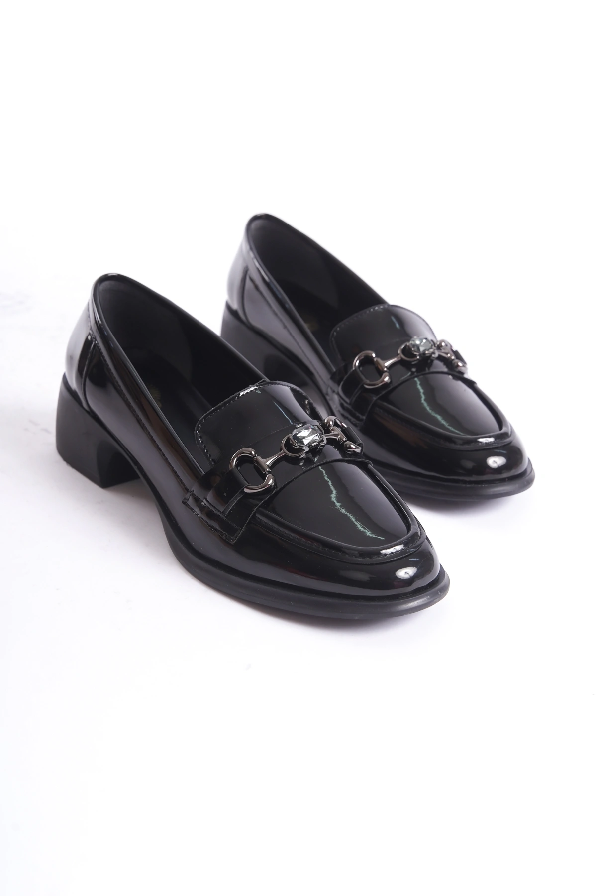 Siyah-Rugan-Kadin-Loafer-Tokali-Gunluk-Ayakkabi1.webp Kadın Loafer Ayakkabı Siyah Rugan - Tokalı ve Şık Günlük Kadın Ayakkabı - Görsel 1