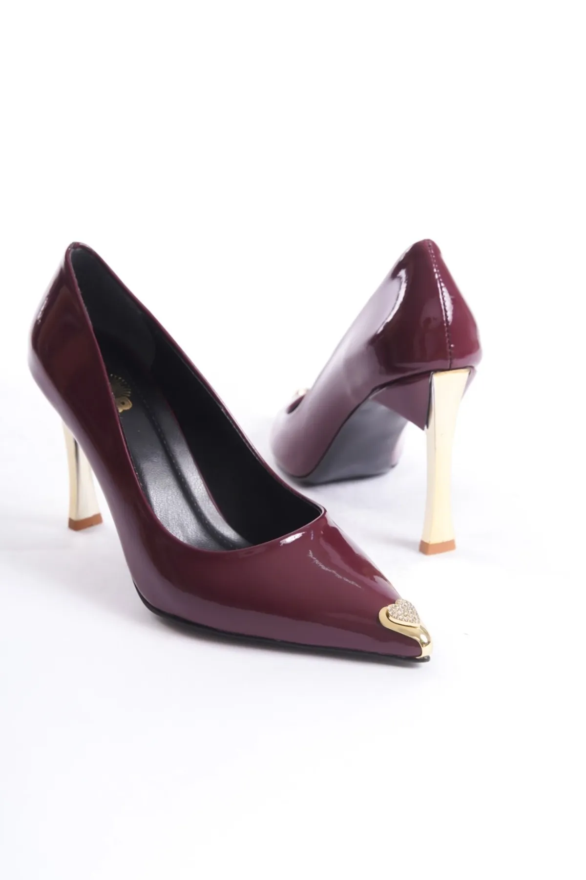 Stiletto-Altin-Topuklu-Onu-Tokali-Bordo-Rugan-9-cm5.webp Stiletto Altın Topuklu Önü Tokalı Bordo Rugan - 9 cm ile Zarif ve Göz Alıcı Şıklık - Görsel 1