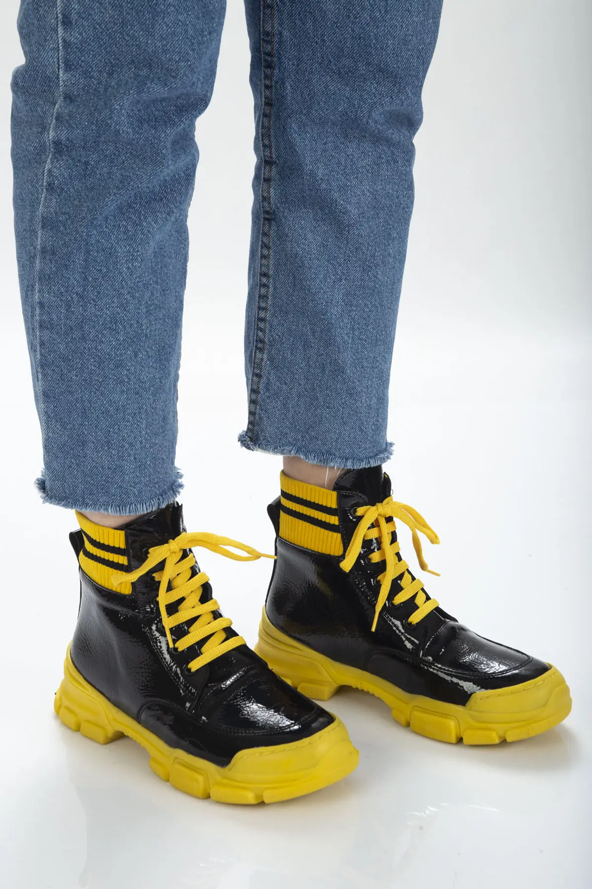 TOPTAN-BOT-KIRISIK-RUGAN-Spor-Sari-3_result.webp BOT KIRISIK RUGAN Spor Sarı - Görsel 1