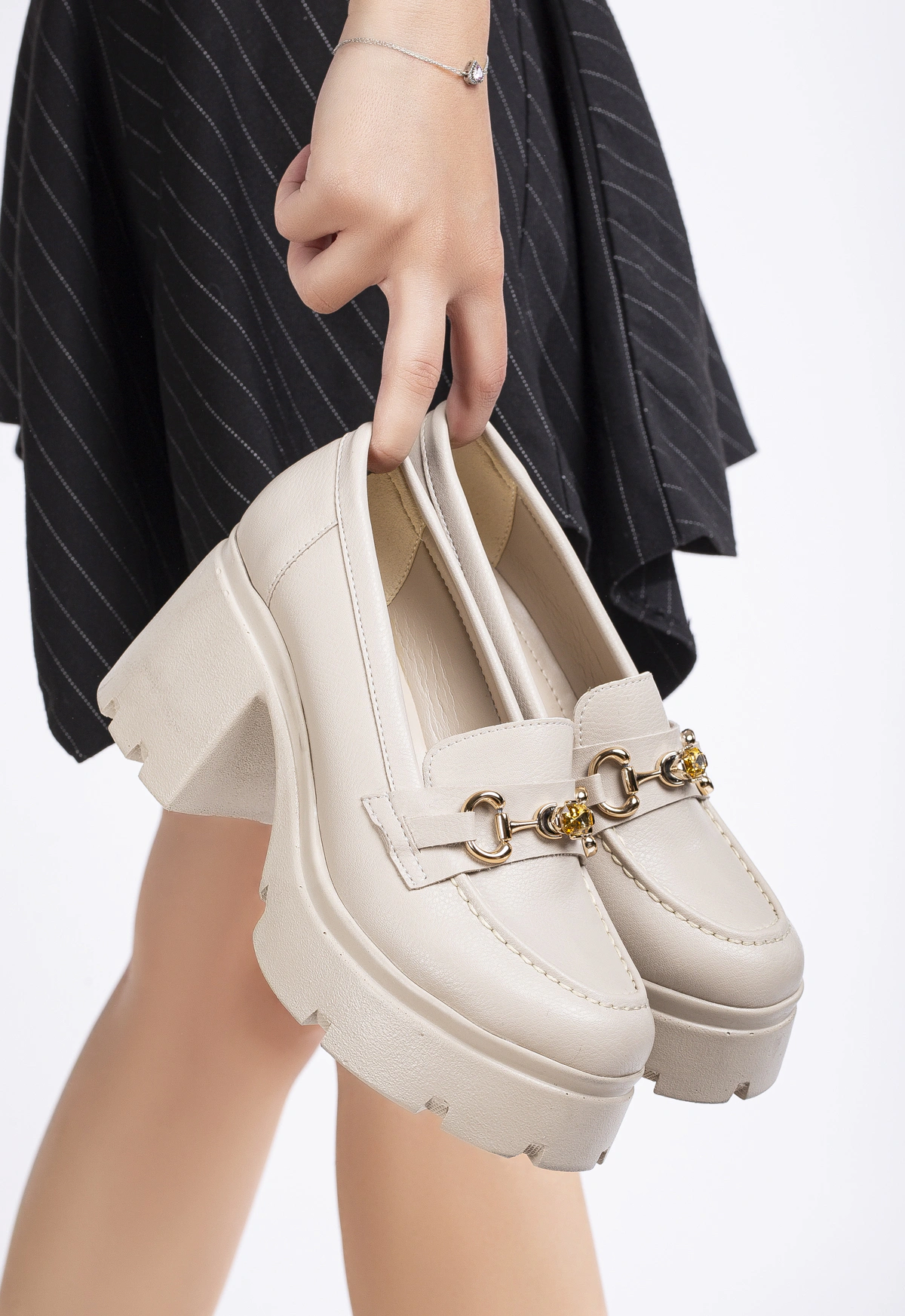 bej-kadin-loafer-9cm-topuklu-tokali-ayakkabi8.webp Bej Rengi Uzun Topuklu Loafer - Şık ve Tokalı 9 cm Kadın Günlük Ayakkabı - Görsel 1