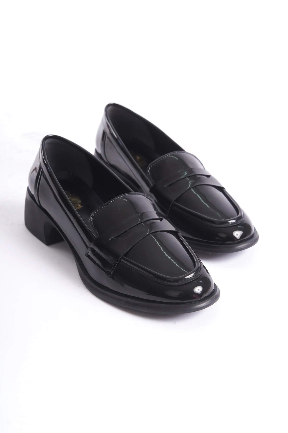 siyah-rugan-kadin-loafer-gunluk-ayakkabi1.webp Kadın Loafer Ayakkabı Siyah Rugan - Şık ve Zarif Günlük Kadın Ayakkabı - Görsel 1